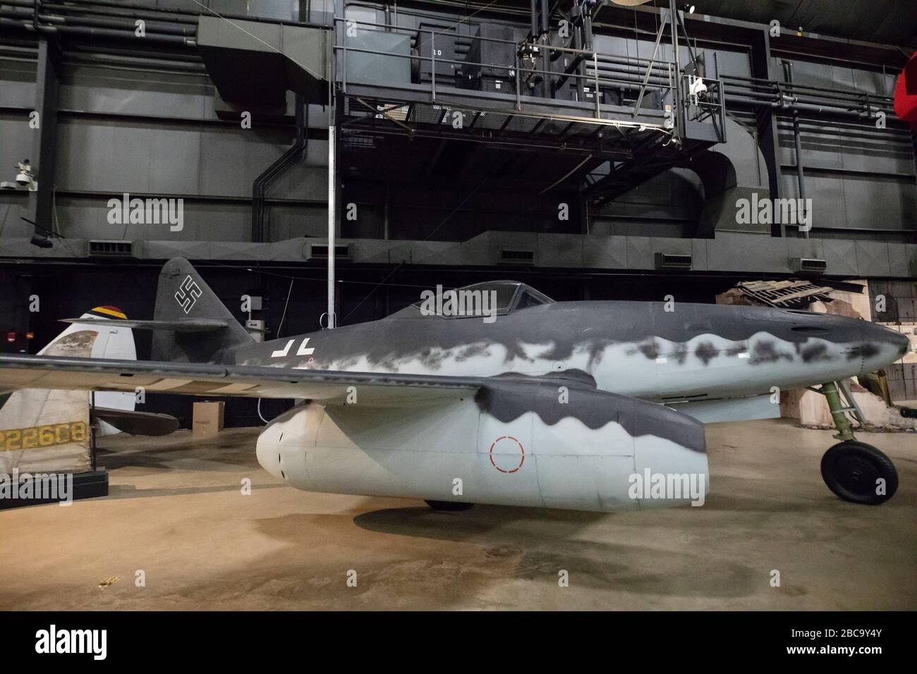 Ein deutscher Messerschmitt Me 262A Schwalbe (Schwalbe) Kampfjet aus dem 2. Weltkrieg, ausgestellt im National Museum der US Air Force in Dayton, Ohio. Stockfoto