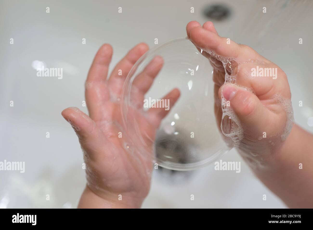 Nahaufnahme der Bubble Soap von Young Boy Hand Holding Stockfoto