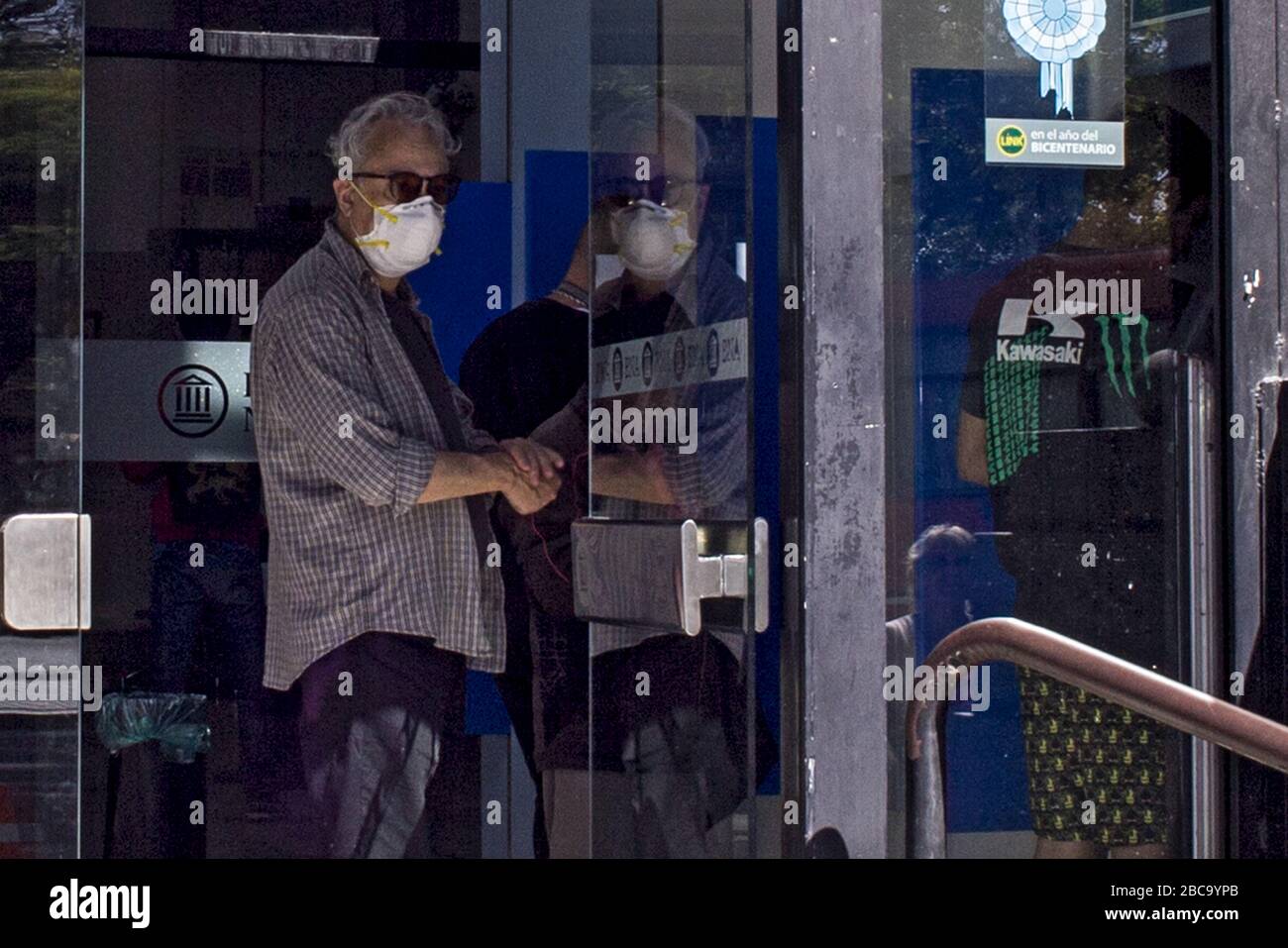 Buenos Aires, Bundeshauptstadt, Argentinien. April 2020. Die Banken werden am Samstag und Sonntag für die Renten, die allgemeine Kinderzulage (AUH) und die Sozialpläne geöffnet. Nach fast zwei Wochen Schließung aufgrund der in Argentinien geltenden präventiven und obligatorischen Sozialisolierungsmaßnahmen haben die Bankfilialen heute, Freitag, den 3. April, wieder eröffnet, um die Zahlung von Renten und anderen ANSES-Leistungen zu ermöglichen. Seit der Morgendämmerung gab es lange Linien in Unternehmen von Personen, die keine Debitkarten zum Abheben ihres Einkommens haben oder normalerweise gleichzeitig Bargeld erhalten, um ihre monatlichen Ausgaben zu verwalten. (Bild: © Roberto Almeida Av Stockfoto