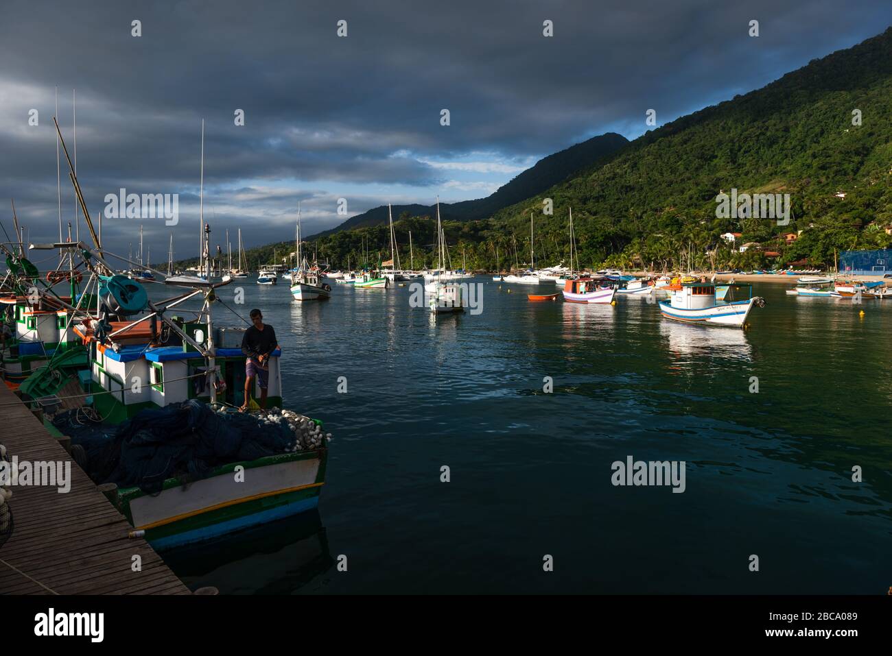 Traditionelle Fischerboote in Ilhabela, São Paulo, Brasilien Stockfoto