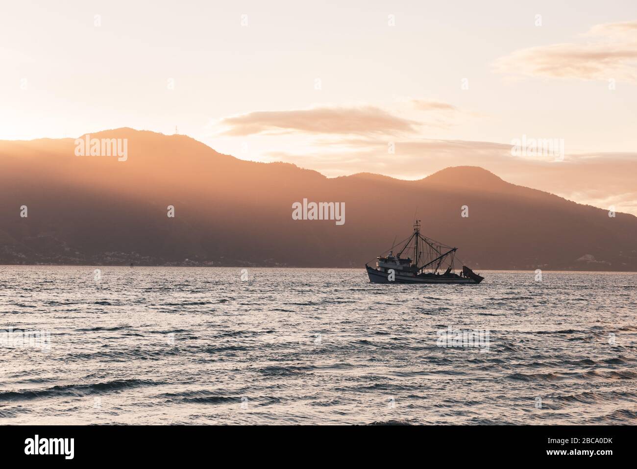 Ein kommerzieller Seiner vor Ilhabela, SE Brazil, verankert Stockfoto