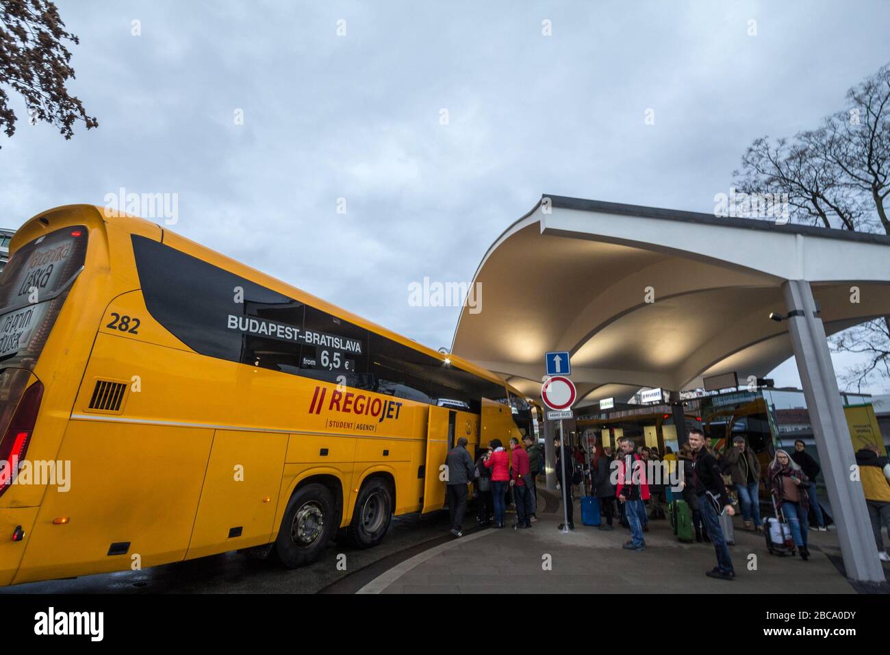 BRNO, TSCHECHIEN - 5. NOVEMBER 2019: Regiojet-Logo auf Passagier-bu des Unternehmens. Die Regiojet ist Teil der Student Agency und ist eine tschechische Privatbahn & c Stockfoto