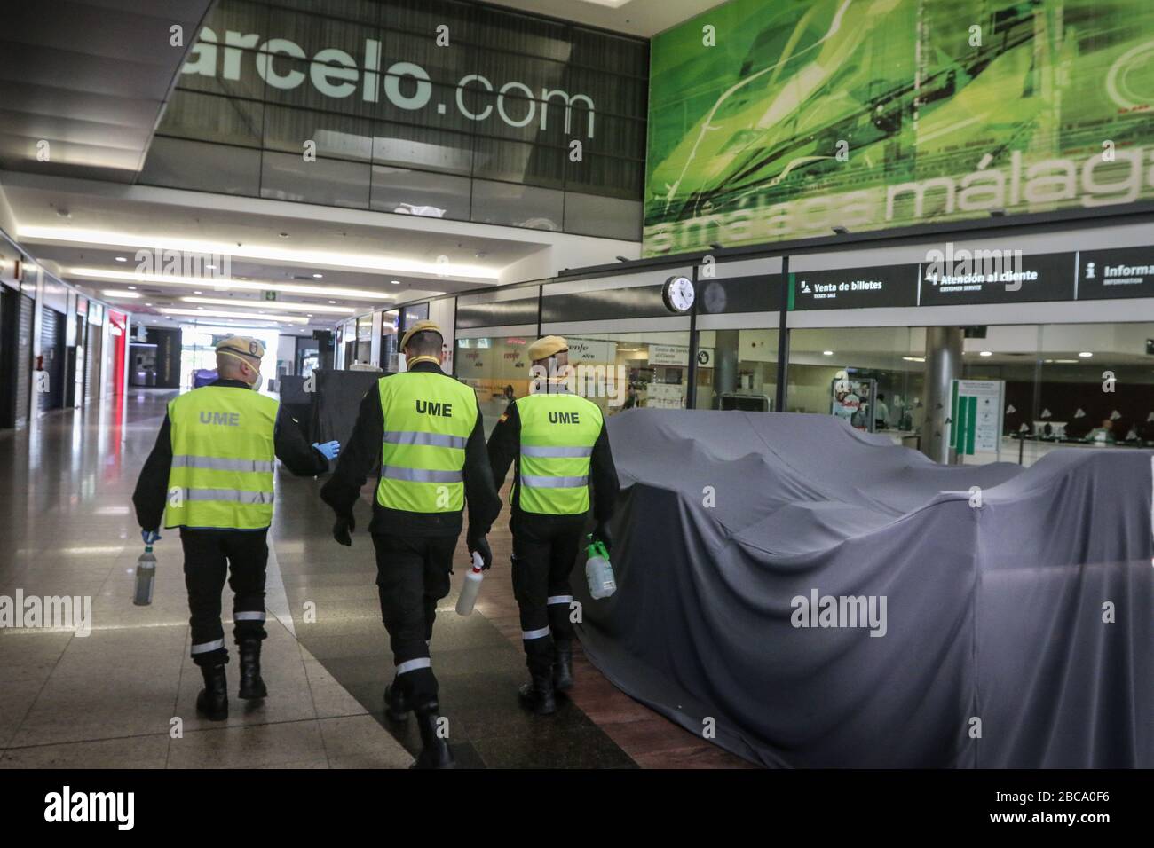 April 2020: 3. April 2020 (Málaga) die militärische Notaufnahme desinfiziert die Bahnhöfe und die Umgebung von Málaga als Hygienemaßnahmen gegen das Coronavirus. Kredit: Lorenzo Carnero/ZUMA Wire/Alamy Live News Stockfoto