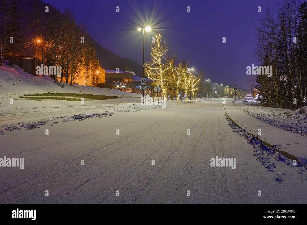 Blick auf den Wintermorgen auf die Einfahrt in die Stadt Banff, Alberta, Kanada Stockfoto