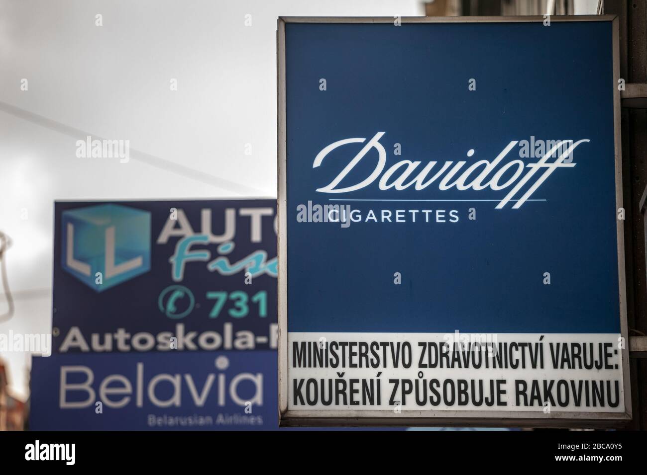 PRAG, TSCHECHIEN - 1. NOVEMBER 2019: Davidoff-Zigaretten-Logo vor ihrem Händler in Prag. Davidoff ist ein Schweizer Tabakindustrie-Produzent Selli Stockfoto PRAG, TSCHECHIEN - 1. NOVEMBER 2019: Davidoff-Zigaretten-Logo vor ihrem Händler in Prag. Davidoff ist ein Schweizer Tabakindustrie-Produzent Selli Stockfoto