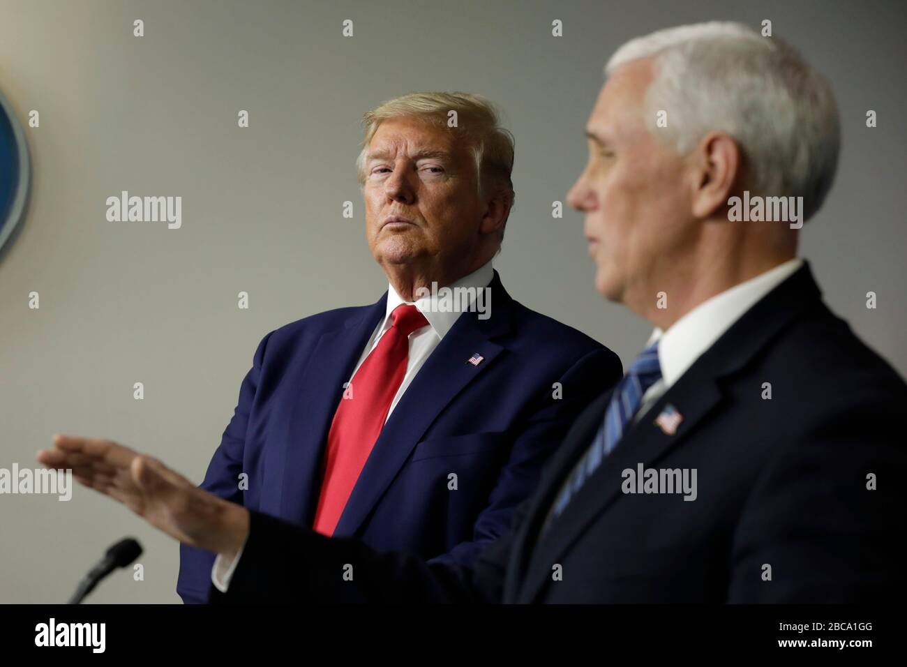 Washington, Vereinigte Staaten Von Amerika. April 2020. US-Präsident Donald J. Trump hört US-Vizepräsident Mike Pence bei einer Pressekonferenz zur COVID-19-Pandemie mit Mitgliedern der Coronavirus Task Force im Weißen Haus in Washington am 3. April 2020 zu. Credit: Yuri Gripas/Pool über CNP - weltweite Nutzung Credit: Dpa / Alamy Live News Stockfoto