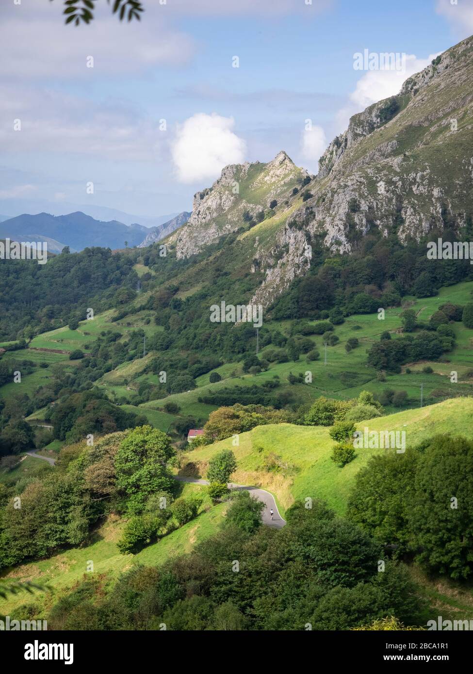 Straßenradsport in Asturien, Nordspanien. Rennradrennfahrer auf der steilen Bergstraße bei Igena im Picos de Europa. Kantabrische Cordilleras, Principado de Stockfoto