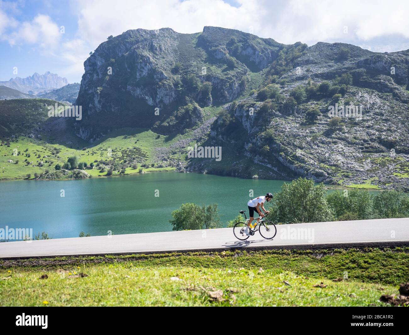 Straßenradsport in Asturien, Nordspanien. Rennradrennfahrer auf der steilen Bergstraße bei Lago de Enol/Lagos de Covadonga. Im Picos de Europa/Parque Stockfoto