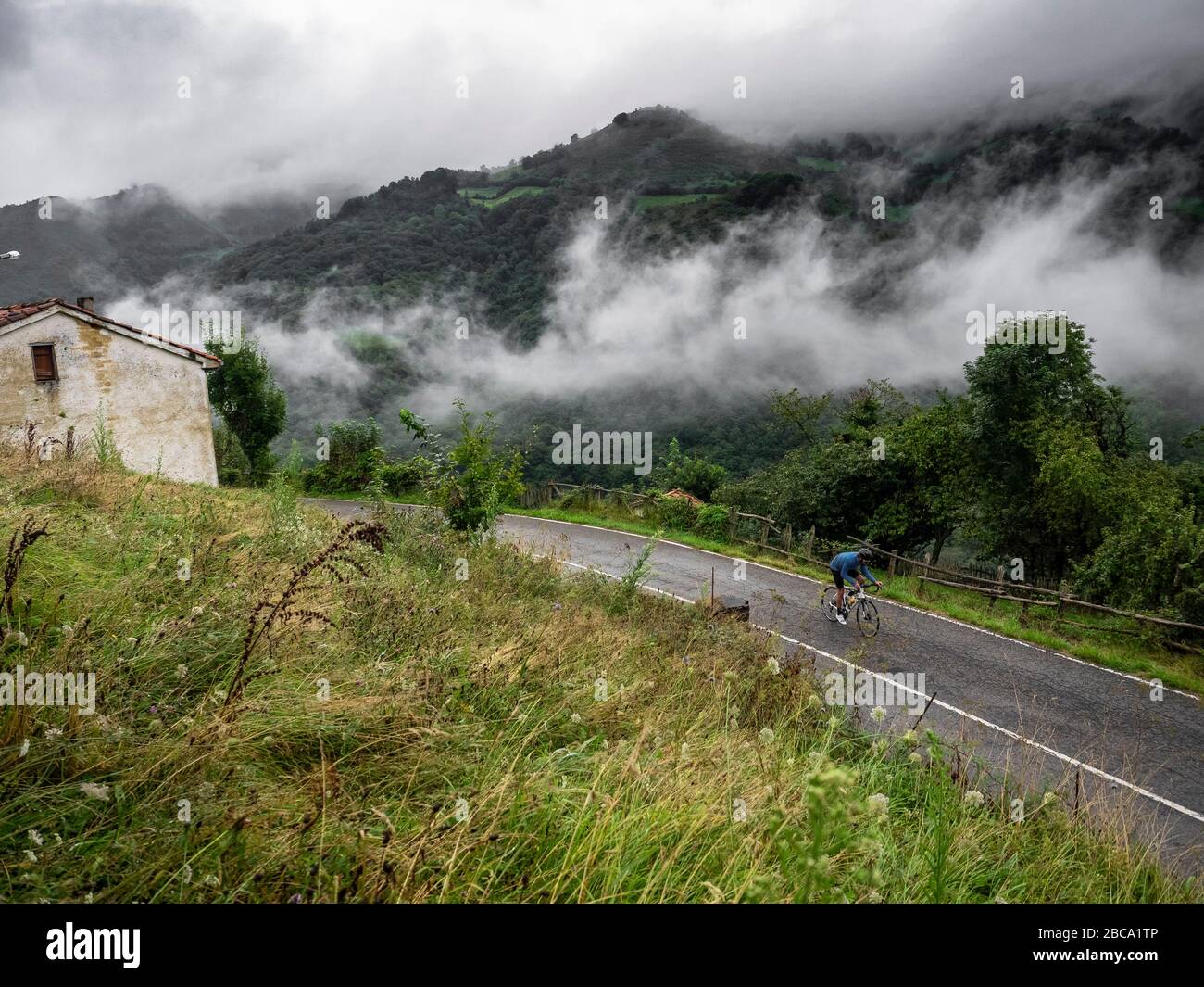 Straßenradsport in Asturien, Spanien. Bergstraße in der Nähe von La Bárgana, Principado de Asturias, Spanien Stockfoto