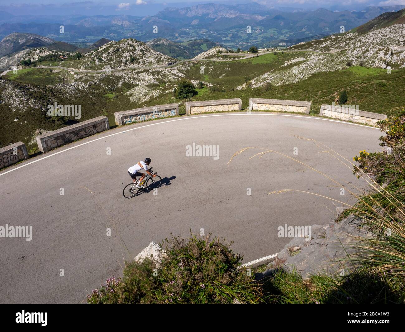 Straßenradsport in Asturien, Nordspanien. Rennradrennfahrer auf einer steilen Bergstraße in der Nähe des Lagos de Covadonga. Im Picos de Europa/Parque Naciona Stockfoto
