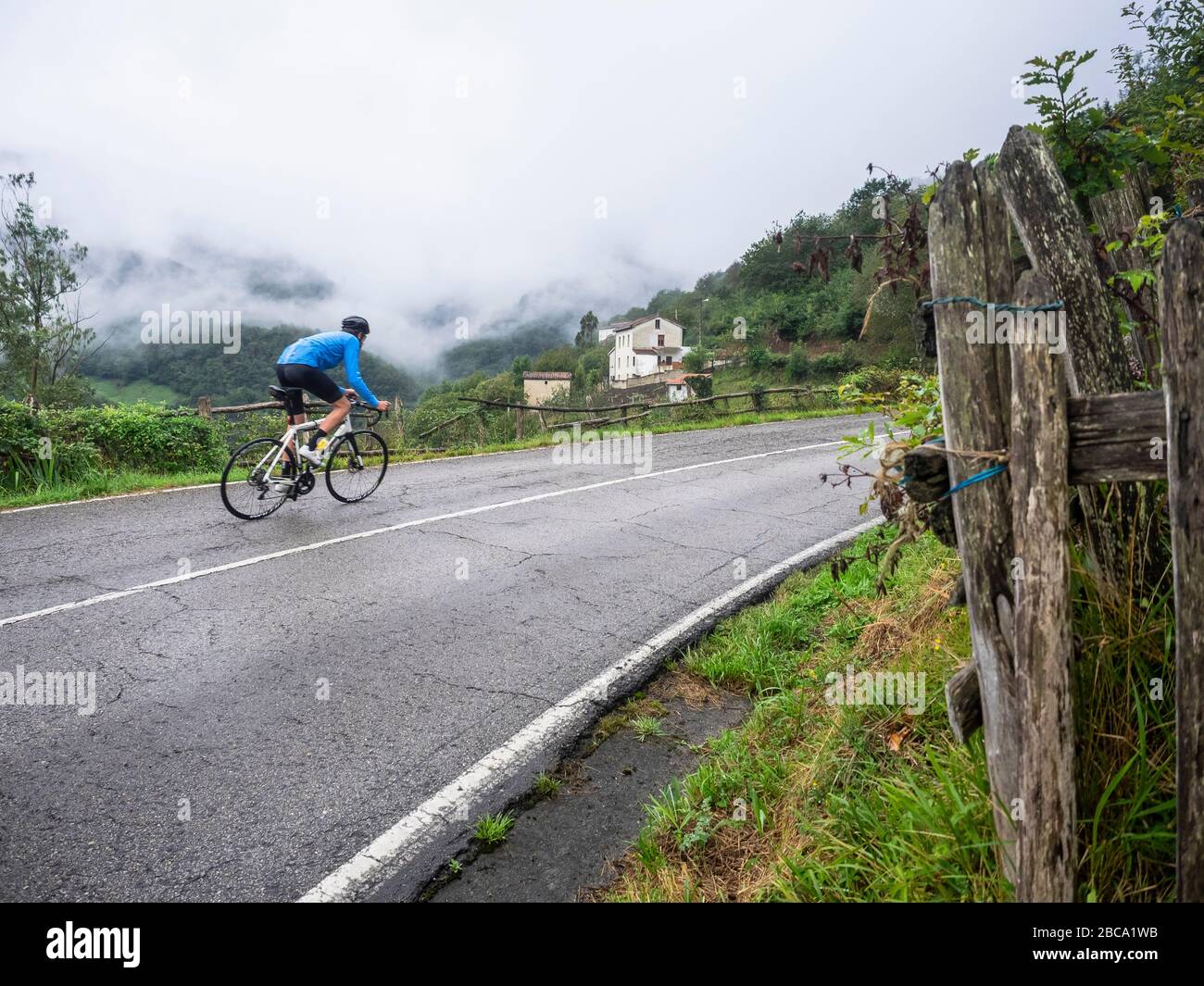 Straßenradsport in Asturien, Spanien. Bergstraße in der Nähe von La Bárgana, Principado de Asturias, Spanien Stockfoto