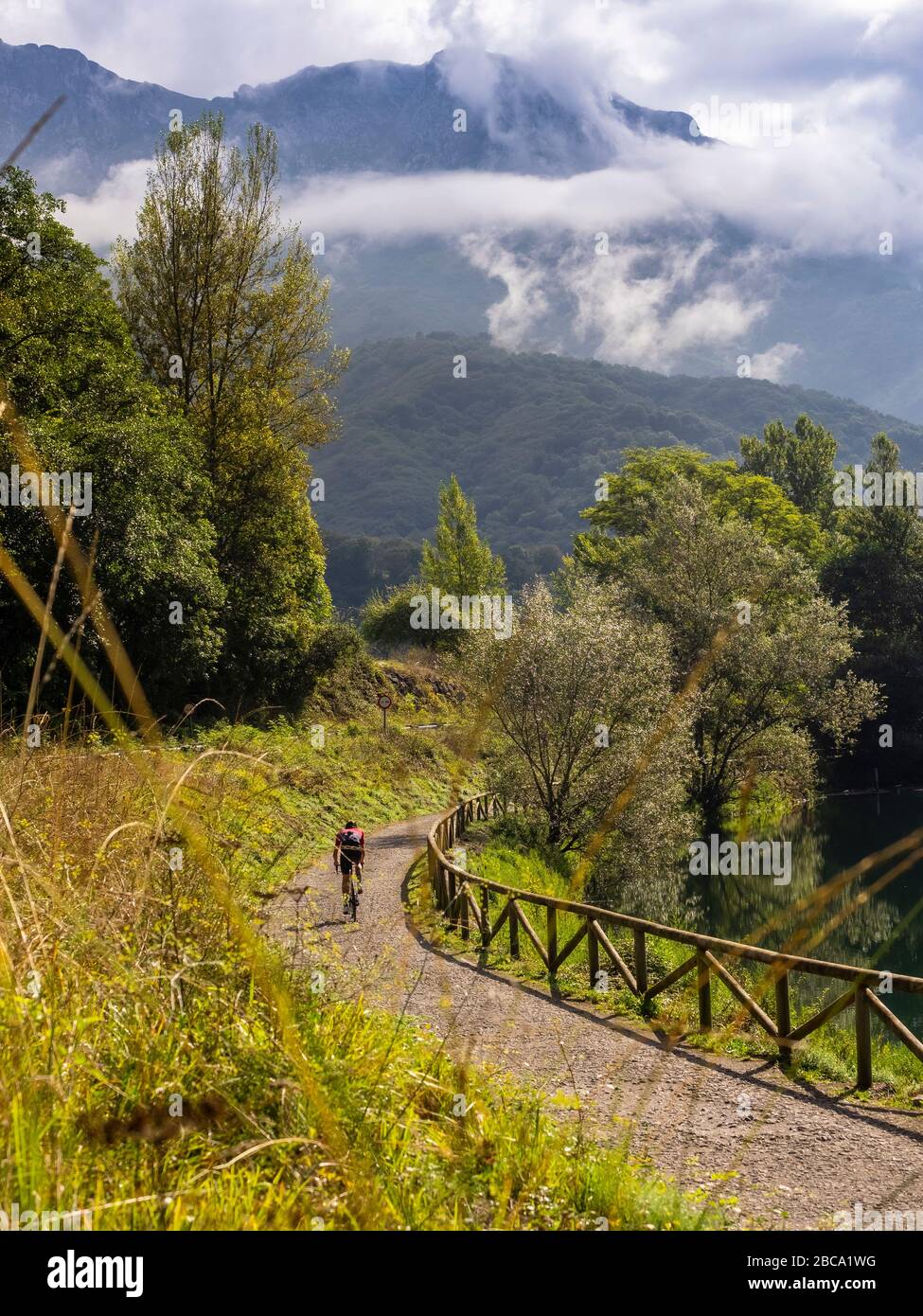 Straßenradsport in Asturien, Nordspanien. Rennradrennfahrer auf dem See "Embalse de Valdemurrio" in den Bergen in der Nähe von Proaza Principado de Asturias, Spa Stockfoto