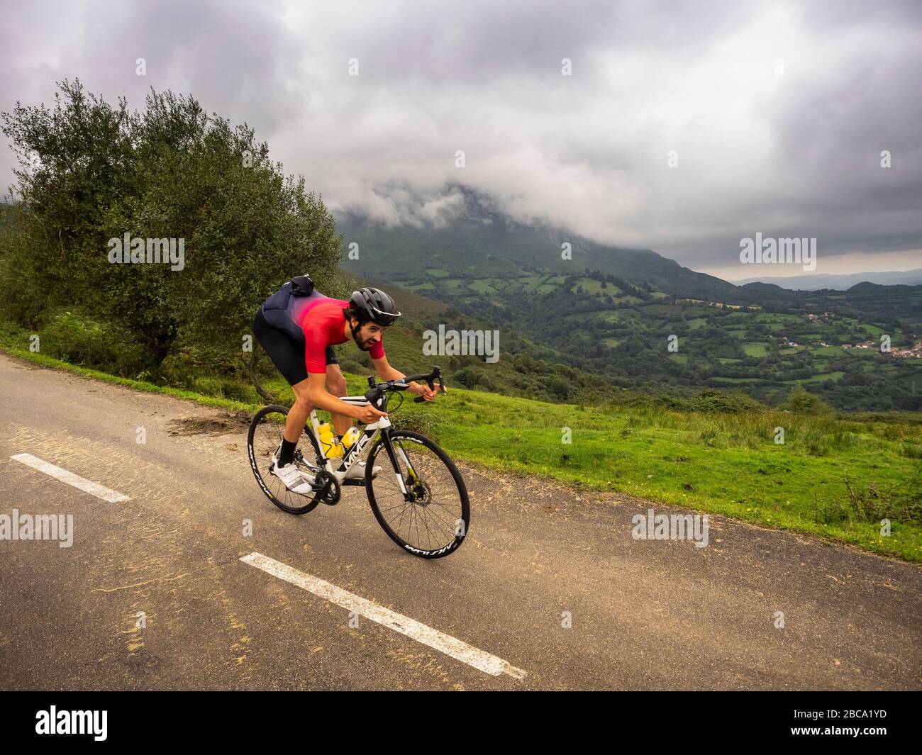 Straßenradsport in Asturien, Nordspanien. Radfahrer auf der Bergstraße zum Gipfel von Angliru, einer sagenhaften Bergankunft der Vuelta a España Stockfoto