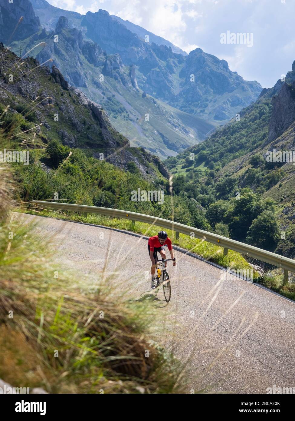 Straßenradsport in Asturien, Nordspanien. Rennradrennfahrer auf der steilen Bergstraße nach Sotres bei Las Arenas de Cabrales im Picos de Europa. Cantabri Stockfoto