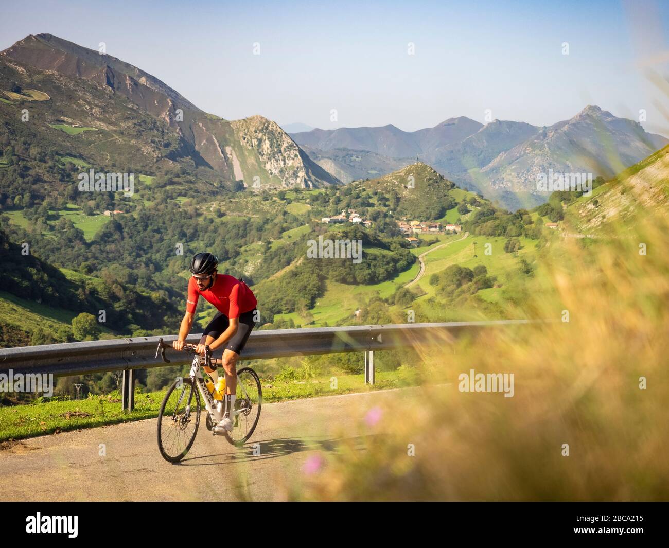 Straßenradsport in Asturien, Nordspanien. Rennradrennfahrer auf der Bergstraße bei Llanes im Picos de Europa, Kantabrische Kordillere, Principado de Astur Stockfoto