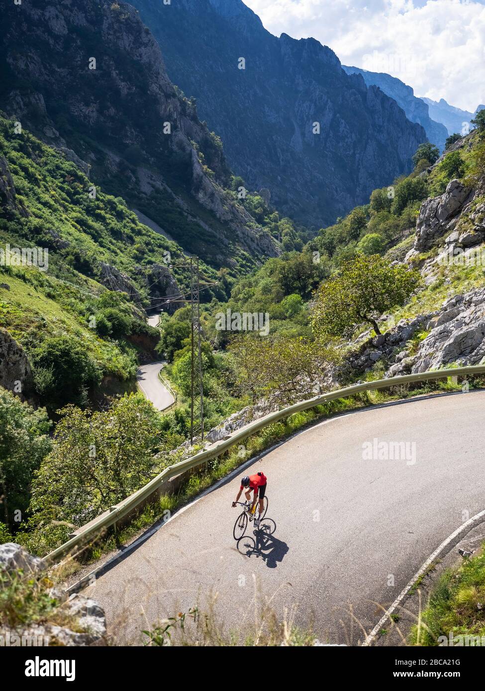 Straßenradsport in Asturien, Nordspanien. Rennradrennfahrer auf der steilen Bergstraße nach Sotres bei Las Arenas de Cabrales im Picos de Europa. Cantabri Stockfoto