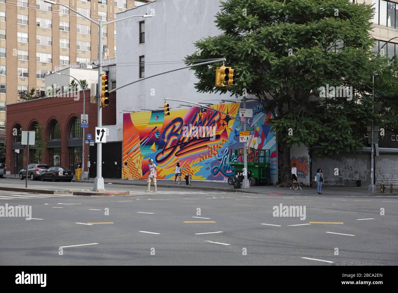 Wandgemälde von Queen Andrea mit dem Titel Believe on the Bowery Mural Wall an der Kreuzung von Bowery und Houston Street, New York. Beli Stockfoto