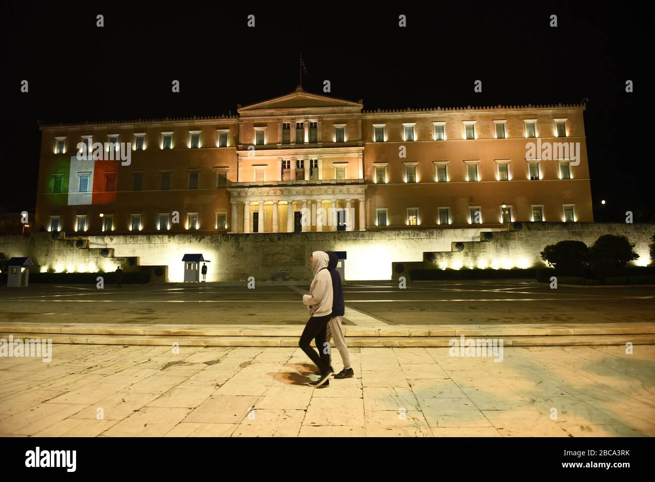 Athen, Griechenland. April 2020. Das griechische parlament wurde in den Farben Italiens als Zeichen der Unterstützung für Covid-19 "verärgt". (Foto von Dimitrios Karvountzis/Pacific Press) Credit: Pacific Press Agency/Alamy Live News Stockfoto