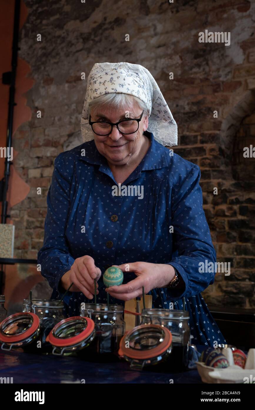 Sorbische Ostereier, Wachsbatik, sechster Schritt: Das Hühnerei erhält ein zweites Farbbad. Dann werden wieder Symbole mit heißem Wachs aufgetragen. Stockfoto