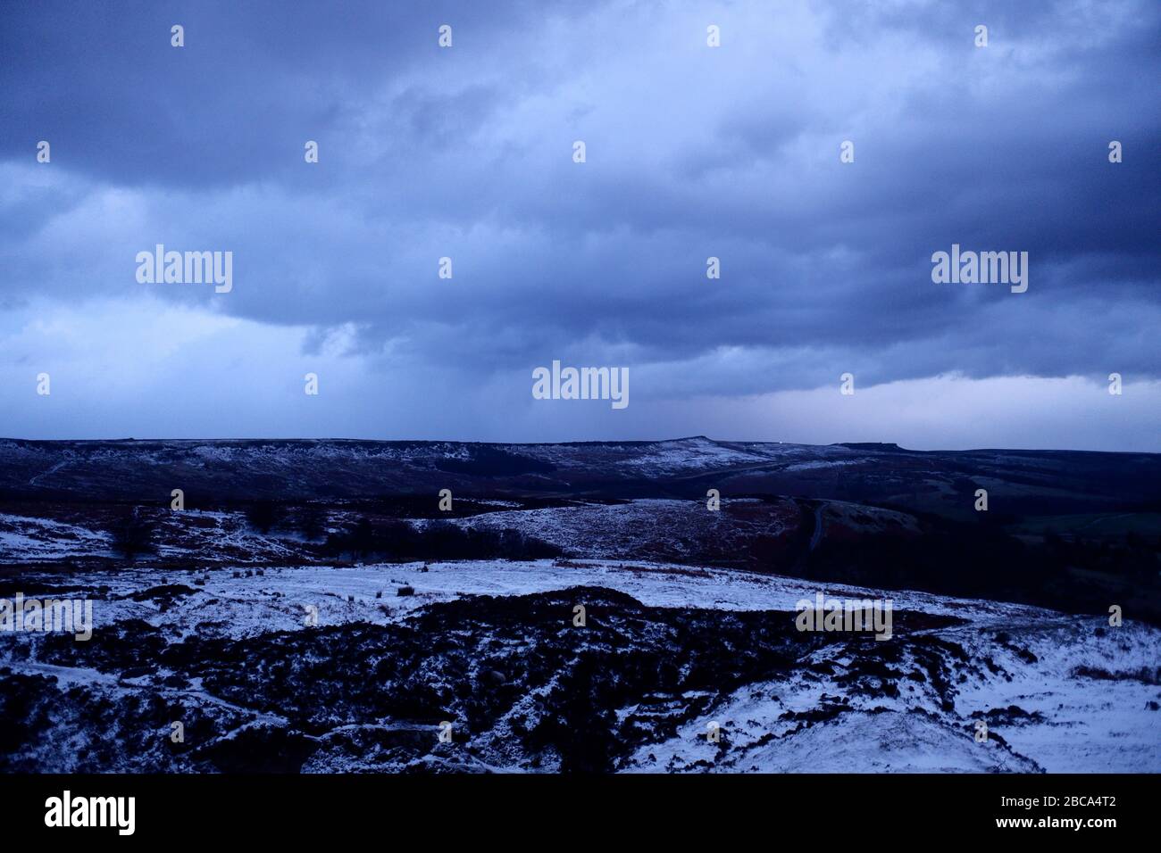 Im Winter überwölken die Wolken über dem Peak District National Park in Derbyshire England Stockfoto