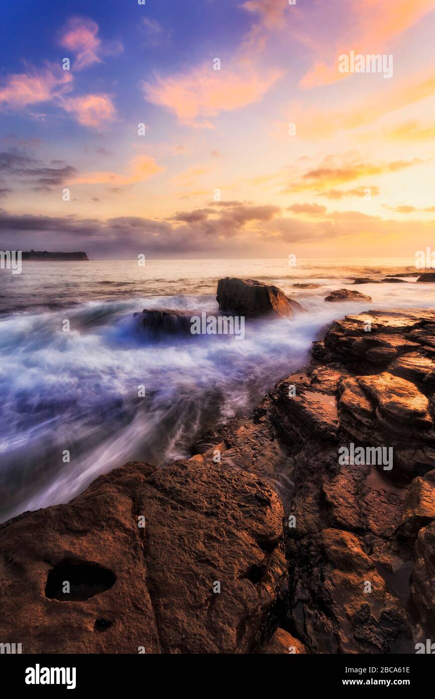 Seekape aus Sandsteinplateau bei Turimetta begeben Sie sich bei Sonnenaufgang an den Nordstränden von Sydney. Stockfoto