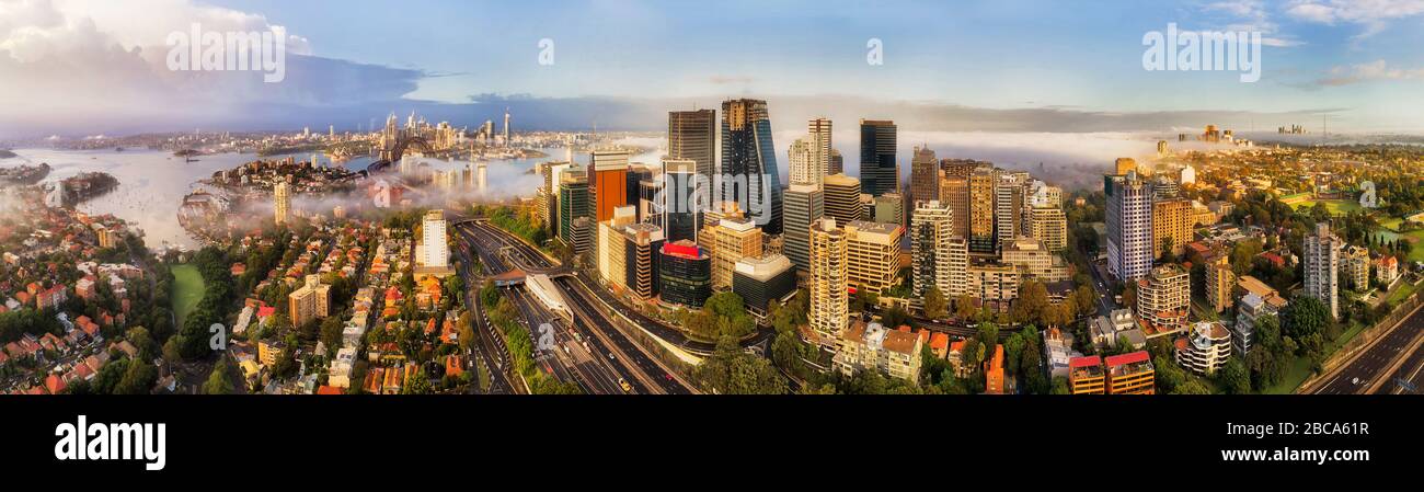North Sydney und North Shore Vororte entlang der mehrspurigen Autobahn, die zur Sydney Harbour Bridge und zum CBD führt, mit weitem Luftpanorama. Stockfoto