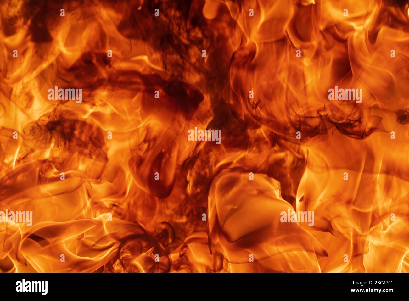 Abstrahierend abstraktes natürliches rotes Feuer flammt Textur oder Hintergrund. Schöne gefährliche Bewegung verschwommene Dämpfe, atmosphärische Dispersion, hohe Temperatur Stockfoto