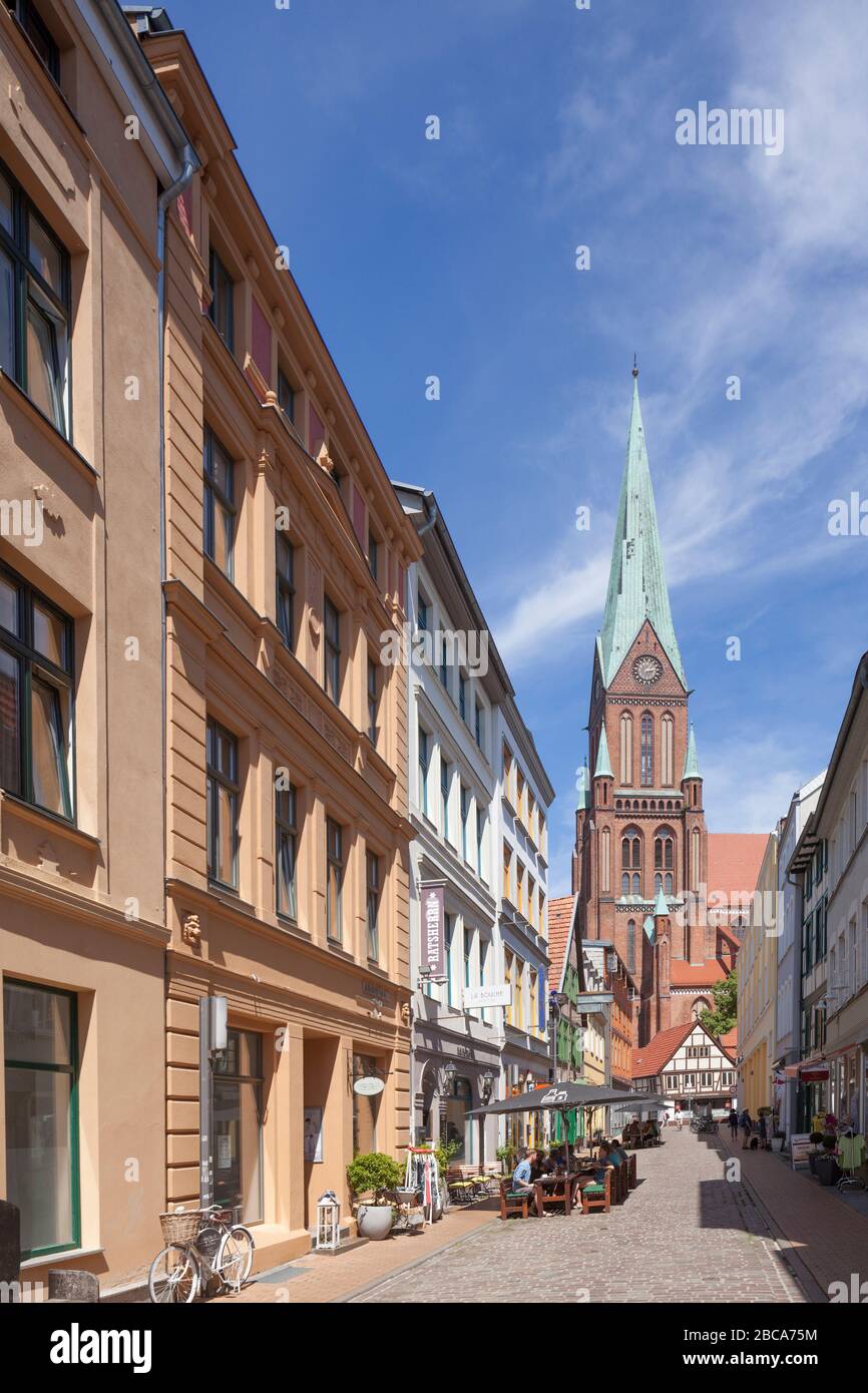 Alte Häuser in der Fußgängerzone Schusterstraße mit Schweriner Dom, Schwerin, Mecklenburg-Vorpommern, Deutschland, Europa Stockfoto