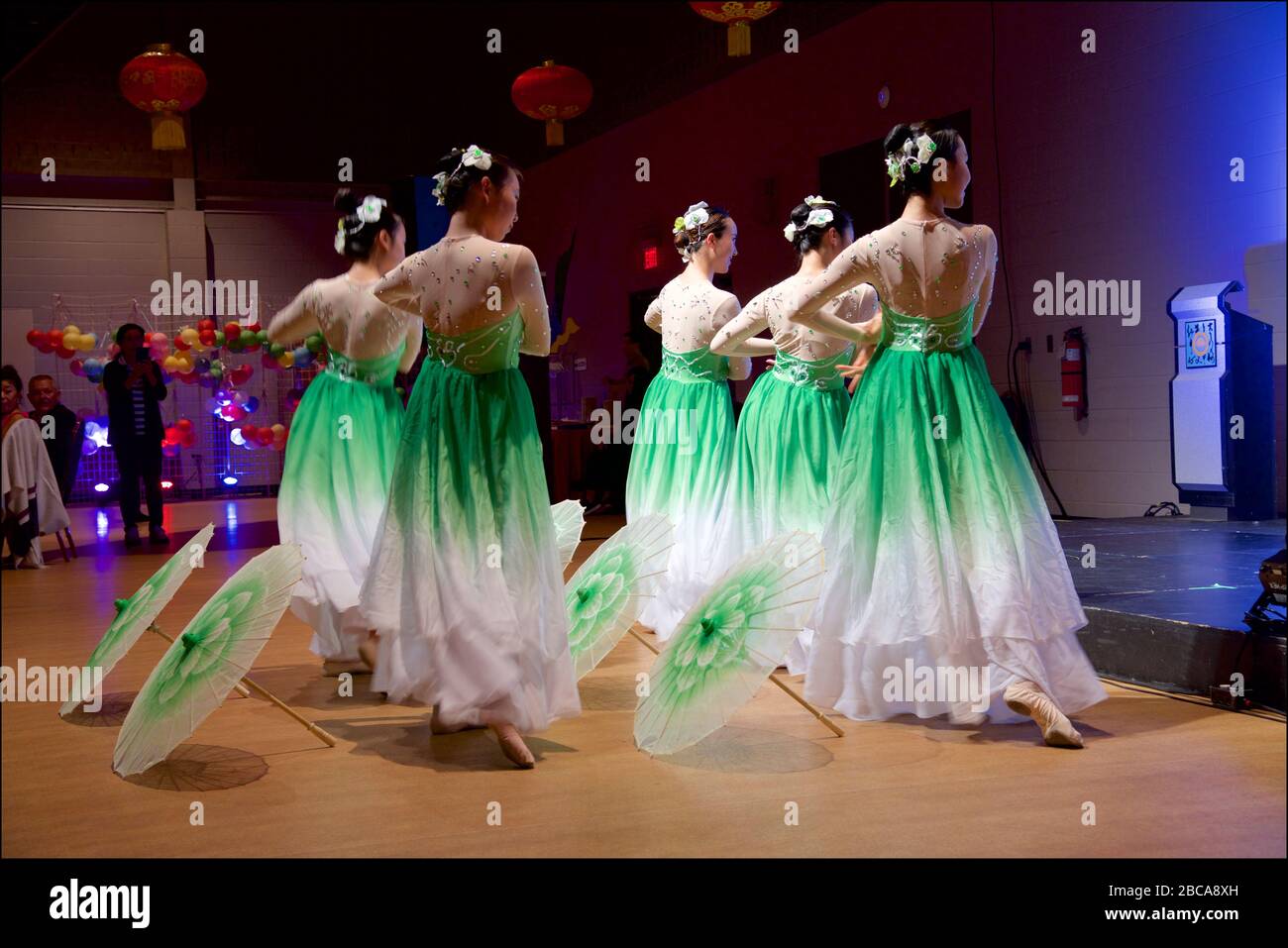 Schöne Mädchen in traditionellen chinesischen grünen Kostümen, die auf dem Mid Autumn Moon Festival in Toronto Chinese tanzen Stockfoto