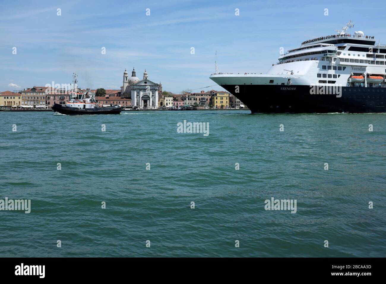 Insel Giudecca vor Venedig - Kreuzfahrtschiff Stockfoto
