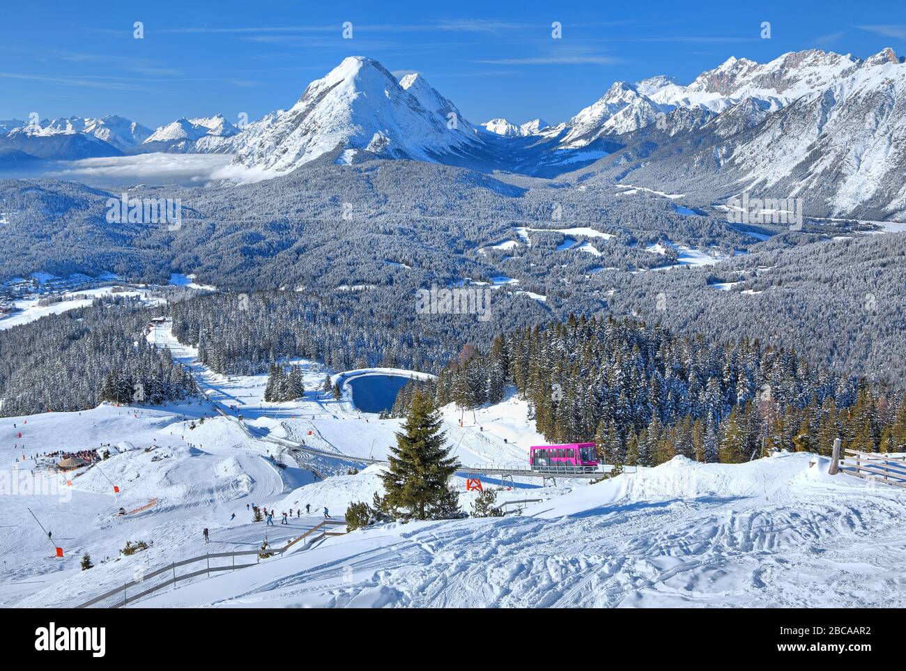 Standseilbahn nach Rosshütte gegen hohe Munde (2662m), Leutaschtal und Wettersteinwand mit Hochwanner (2744m), Seefeld, Österreich Stockfoto