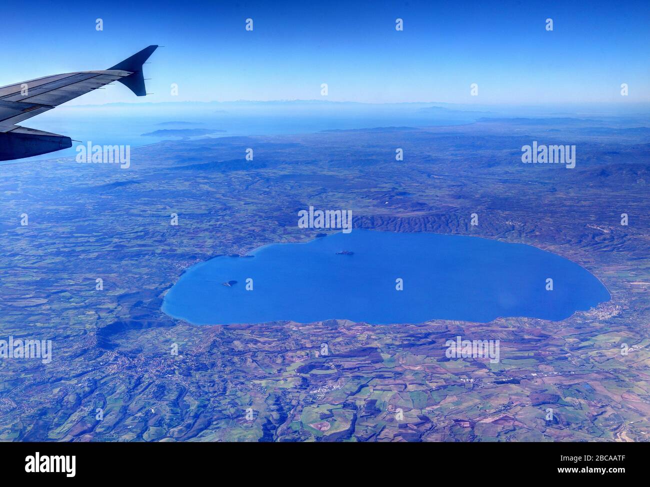 Luftbild des Bolsena-Sees in einer ehemals vulkanisch aktiven Zone gegen die Mittelmeerküste, den Bolsena-See, Latium, Mittelitalien, Italien Stockfoto Luftbild des Bolsena-Sees in einer ehemals vulkanisch aktiven Zone gegen die Mittelmeerküste, den Bolsena-See, Latium, Mittelitalien, Italien Stockfoto
