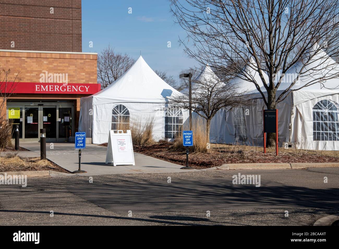 Maplewood, Minnesota. St. John's Hospital. Zelte sind so eingerichtet, dass Patienten vor dem Betreten der Notaufnahme auf das Coronavirus untersucht werden. Stockfoto