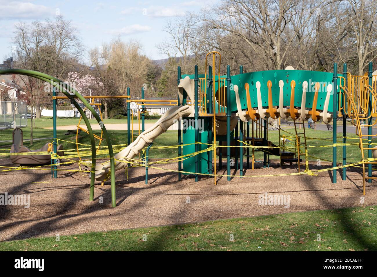 Berks County, Pennsylvania, USA-2. April 2020: Öffentlicher Spielplatz mit Warnband geschlossen, damit Kinder nicht auf Geräten spielen, um eine Verbreitung von Co zu verhindern Stockfoto