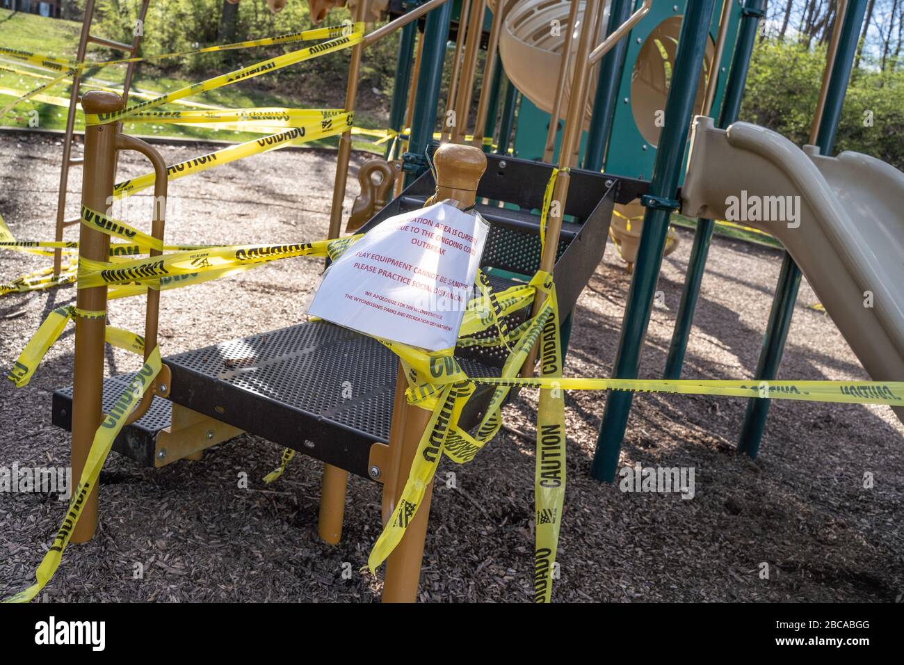 Berks County, Pennsylvania, USA-2. April 2020: Öffentlicher Spielplatz mit Warnband geschlossen, damit Kinder nicht auf Geräten spielen, um eine Verbreitung von Co zu verhindern Stockfoto