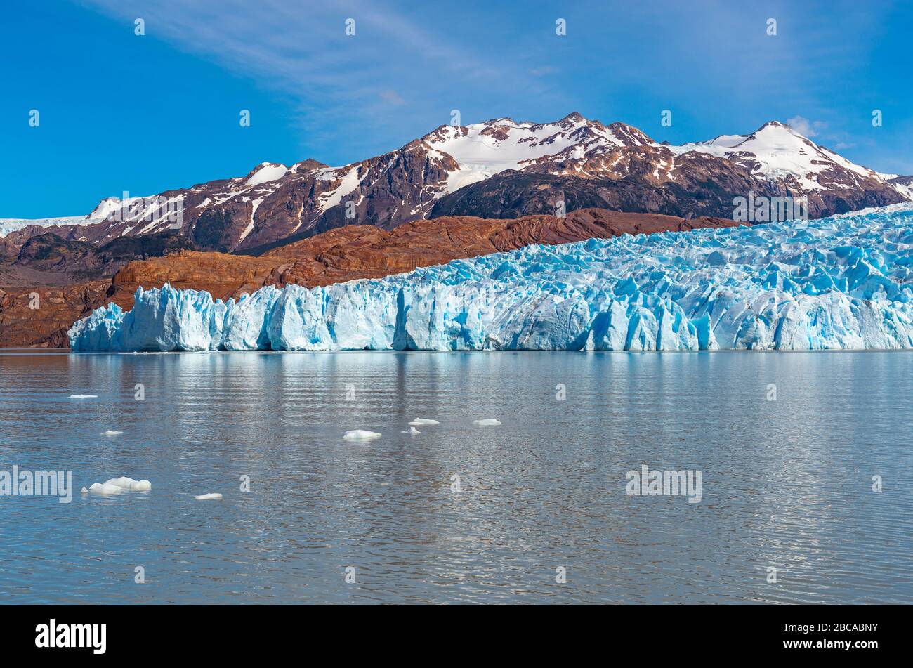 Der Gry-Gletscher im Sommer mit kleinen Eisbergen in Lago Gray, Anden-Gebirgskette, Nationalpark Torres del Paine, Puerto Natales, Patagonien, Chile Stockfoto