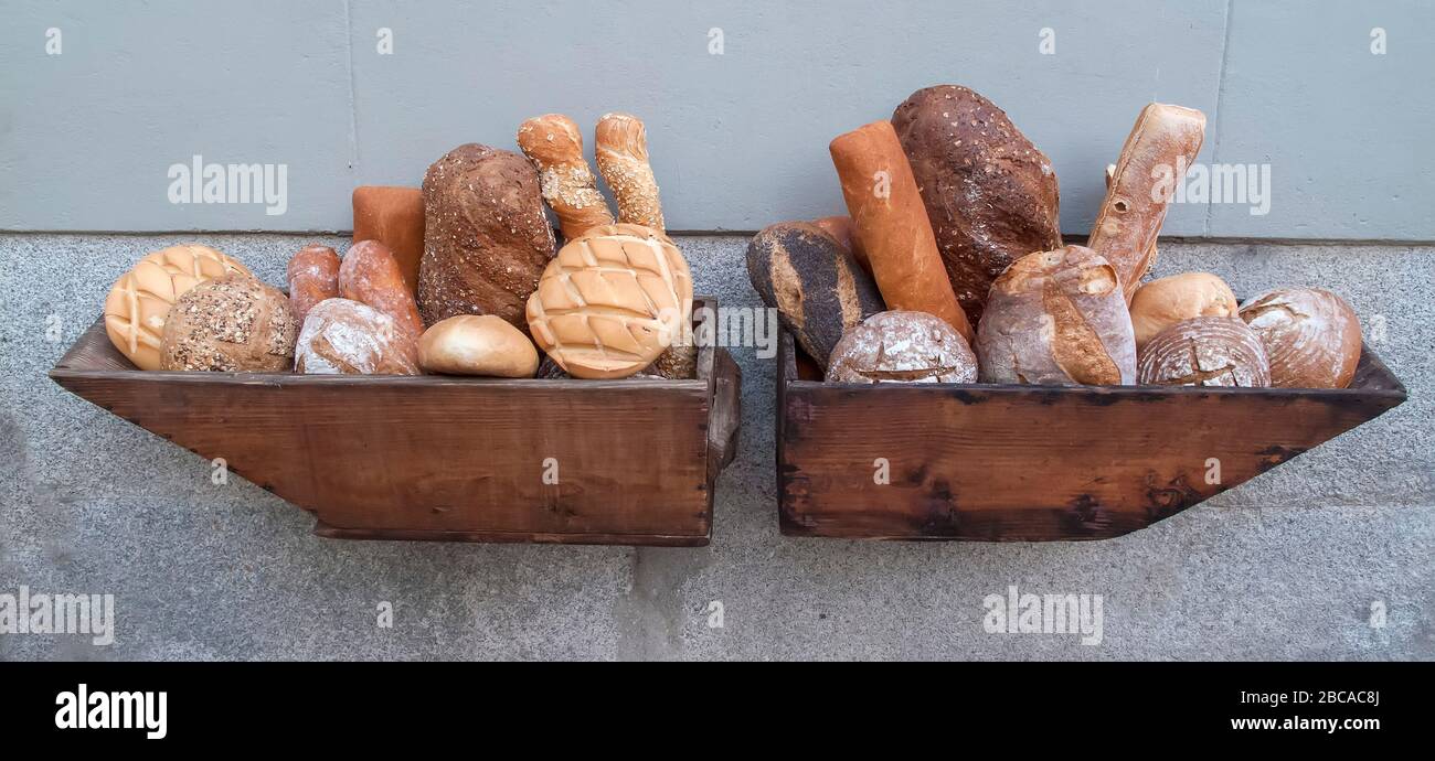 Körbe mit verschiedenen Brotsorten Stockfoto