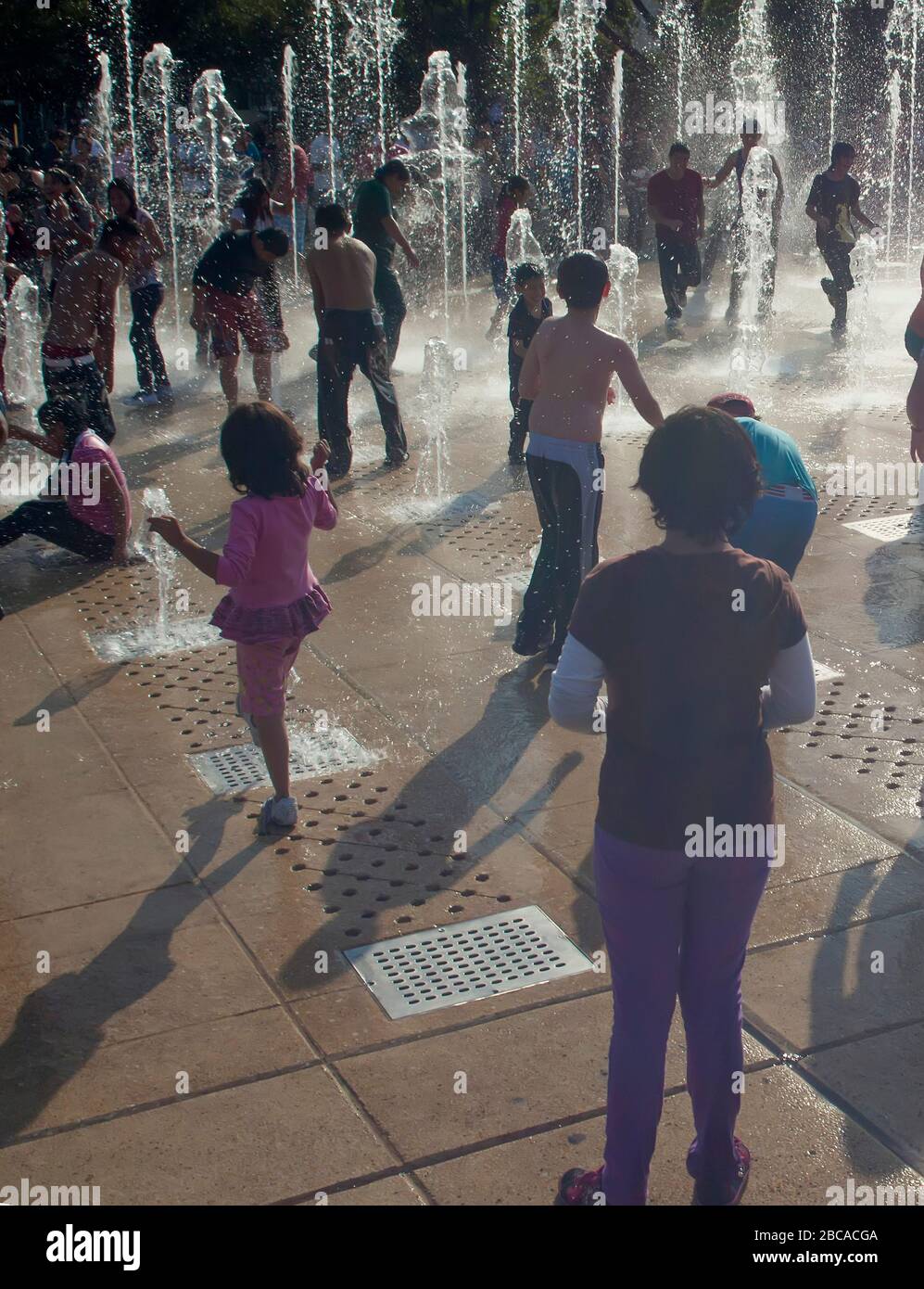 Jugendliche aus Mexiko-Stadt sammeln sich in Springbrunnen an Stockfoto