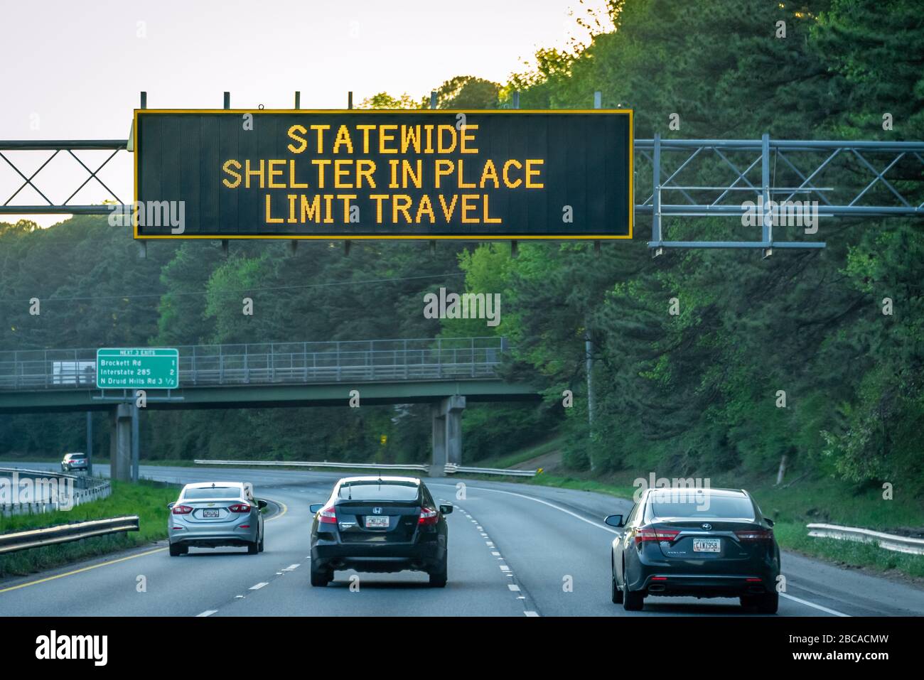 Coronavirus-Pandemie - Verkehrszeichen für "atewide Shelter in Place" über Highway 78 in Atlanta, Georgia während des COVID-19-Ausbruchs 2020. (USA) Stockfoto