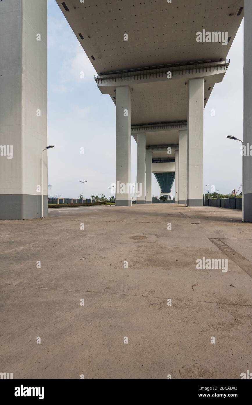 Unter dem Pier auf Betonboden Stockfoto