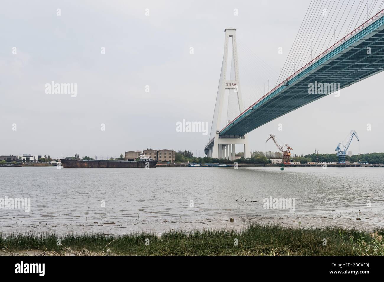 Unter dem Pier auf Betonboden Stockfoto