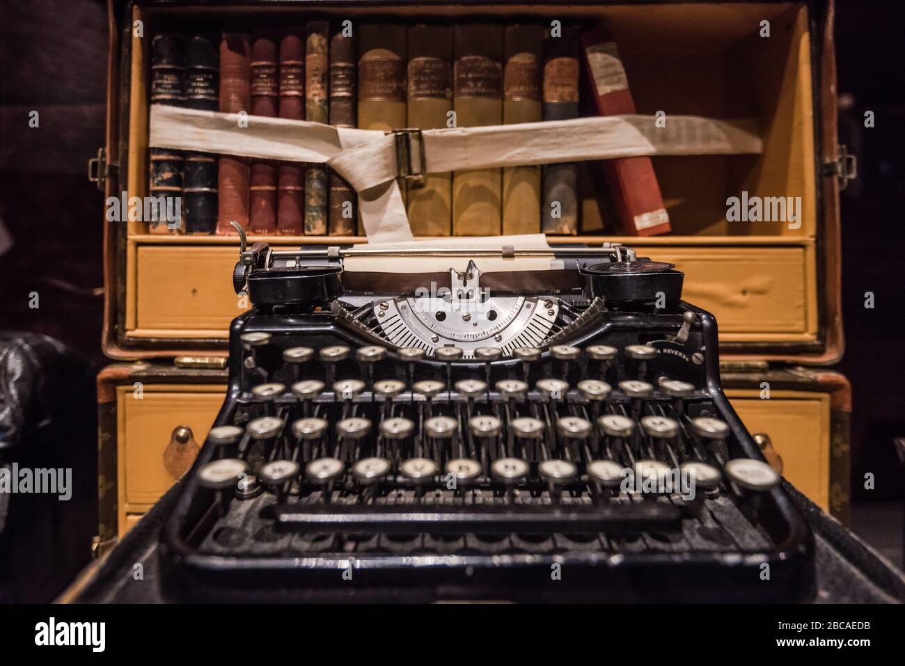 alte-antike-schreibmaschine-fotos-und-bildmaterial-in-hoher-aufl-sung