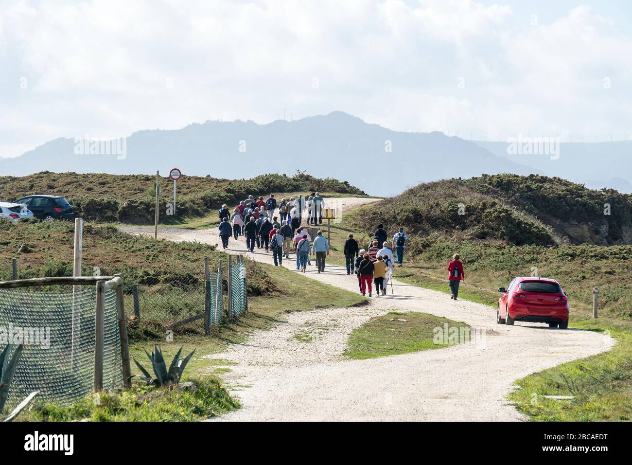 Spanien, Nordküste, Galicien, Acantilados de Loiba, "El banco más bonito del mundo" (schönste Bank der Welt), Reisegruppe Stockfoto