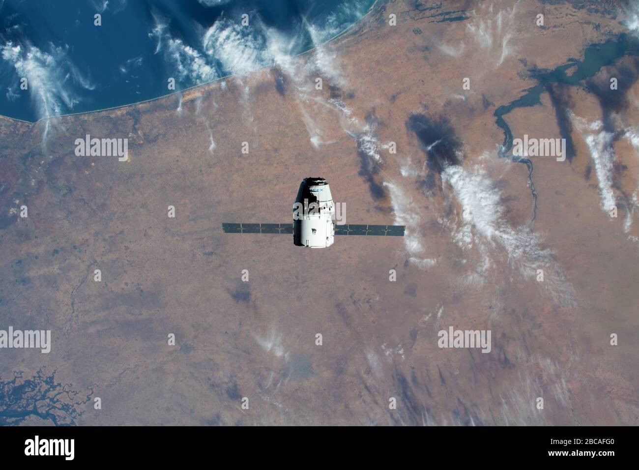 ISS - 09. März 2020 - das Raumschiff SpaceX Dragon ReSupply nähert sich der Internationalen Raumstation an, da beide Raumfahrzeuge 264 Meilen hochkamen Stockfoto