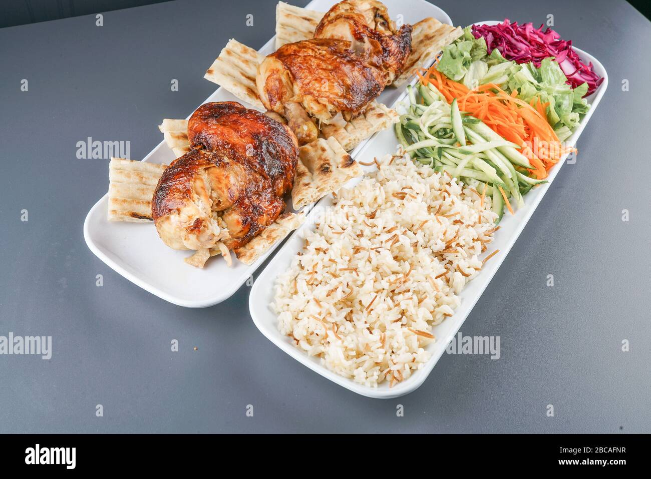 Backofenhähnchen und Salat und Reis Stockfoto