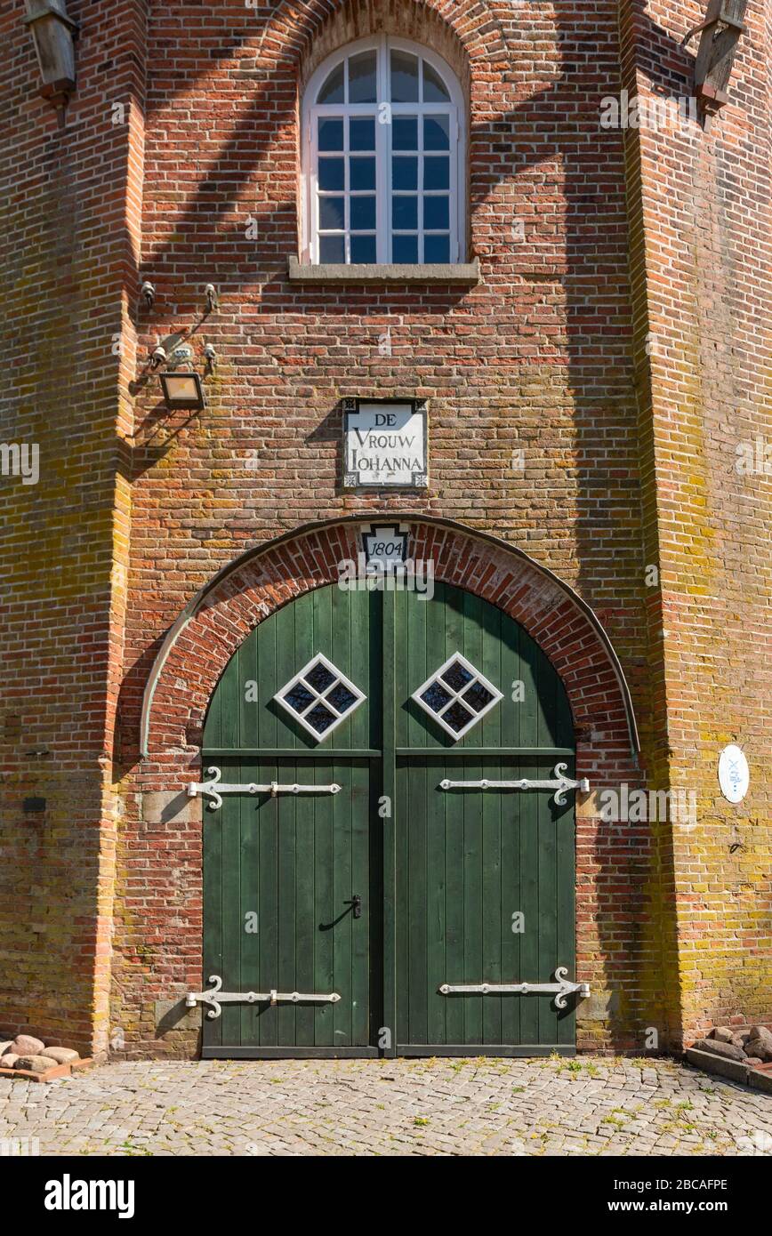 Deutschland, Niedersachsen, Ostfriesland, Tor der Höllandermühle "de Vrouw Johanna". Stockfoto