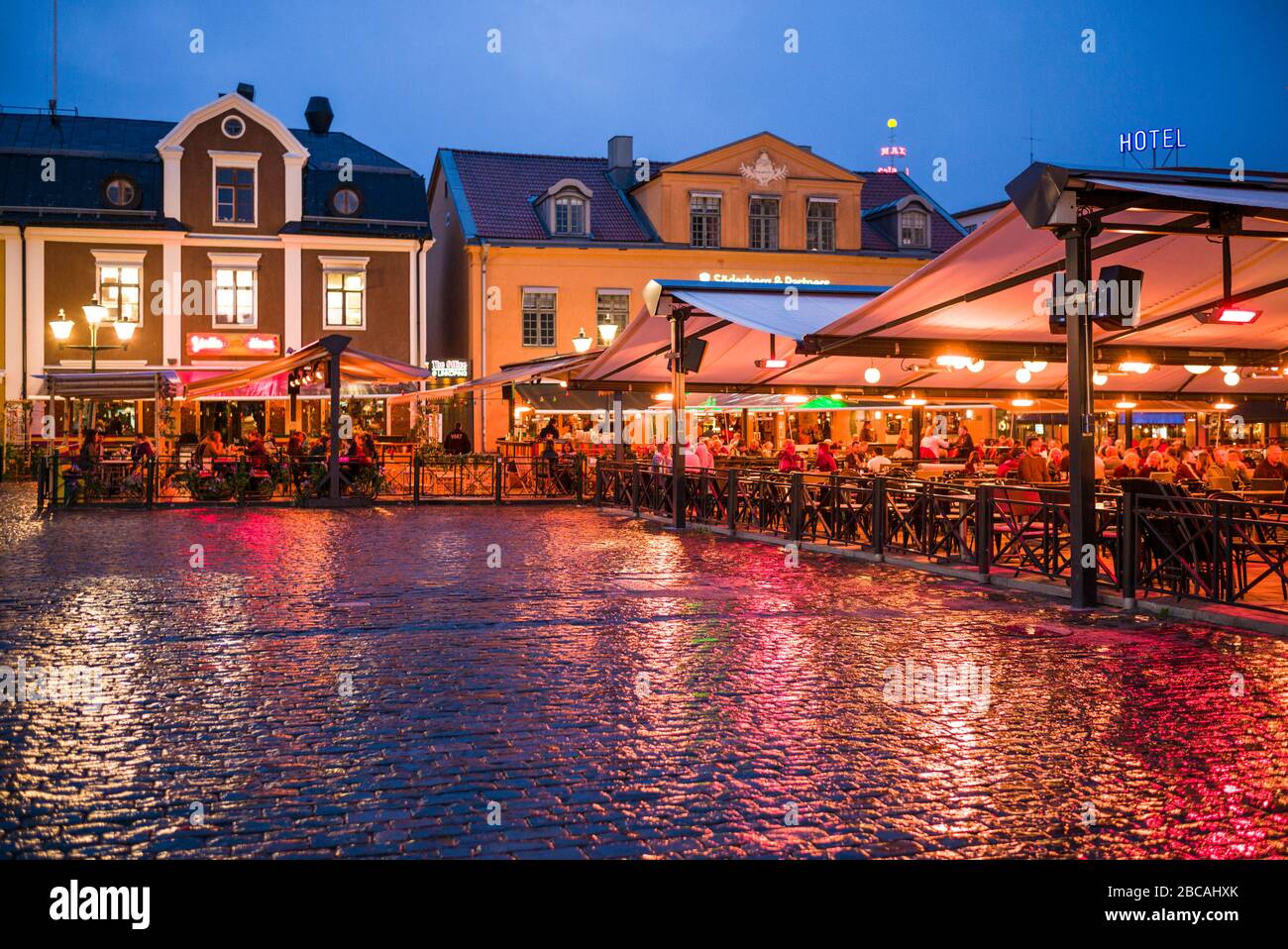 Schweden, Südostschweden, Linkoping, Cafés und Bars auf dem Stora torget Platz, Abenddämmerung Stockfoto