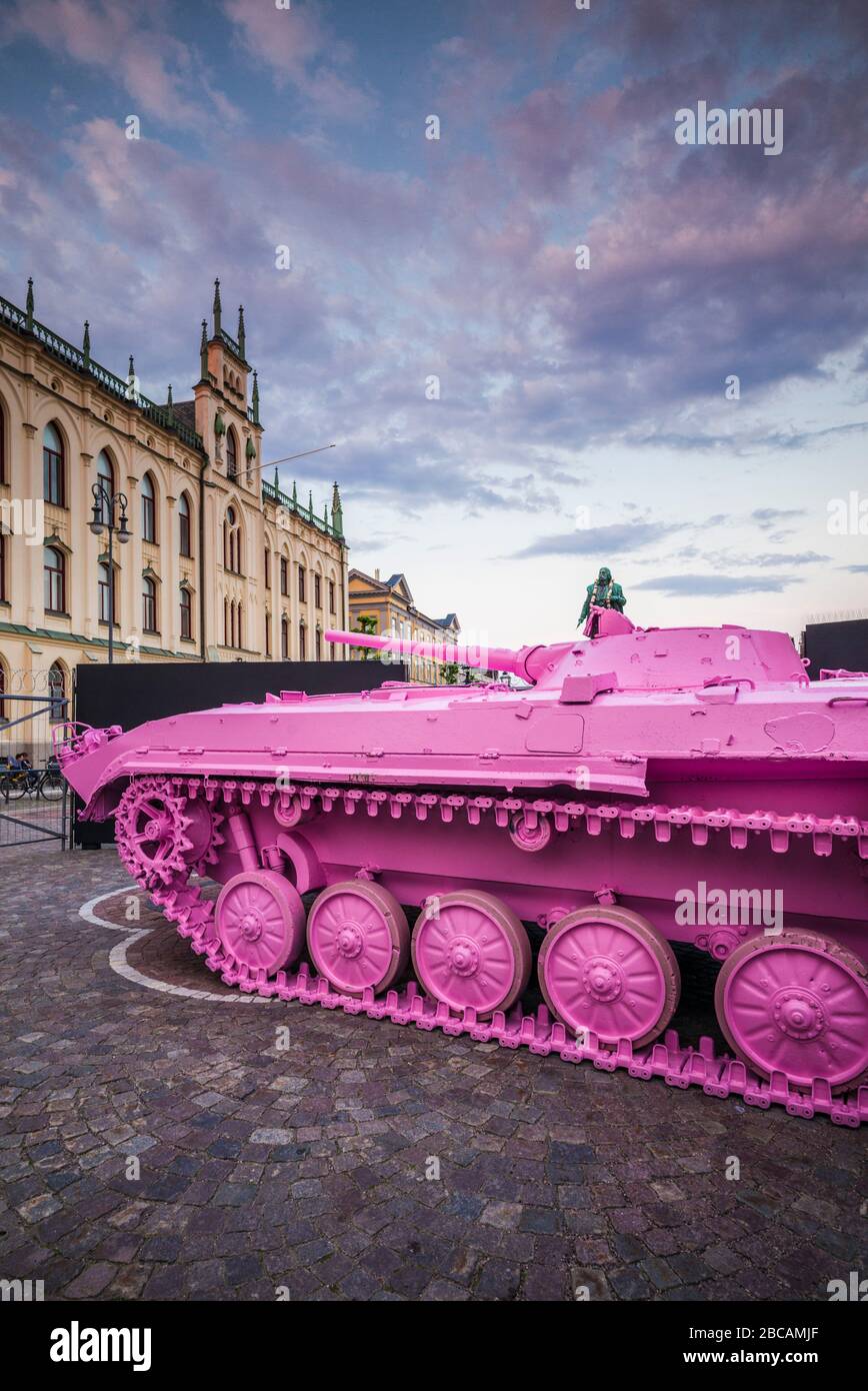 Schweden, Narke, Orebro, Pink Tank, ehemaliger BMP-1-Panzer aus dem sowjetischen Block, vom tschechischen Künstler David Cerny pink lackiert als Symbol für den Orebro Open Ar Stockfoto