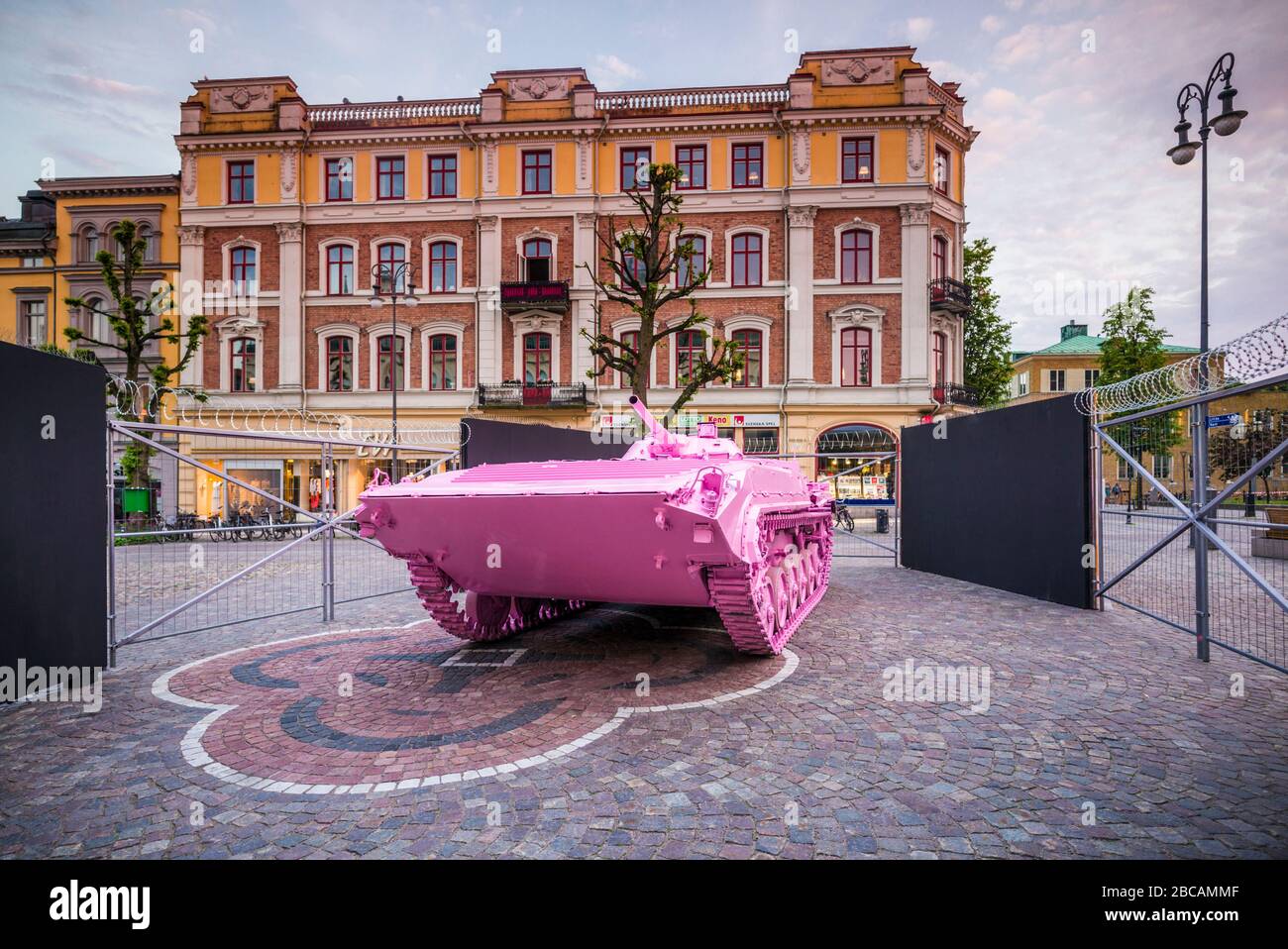 Schweden, Narke, Orebro, Pink Tank, ehemaliger BMP-1-Panzer aus dem sowjetischen Block, vom tschechischen Künstler David Cerny pink lackiert als Symbol für den Orebro Open Ar Stockfoto