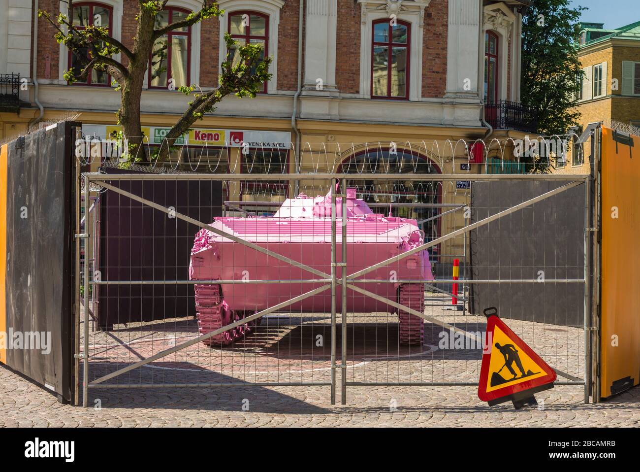 Schweden, Narke, Orebro, Pink Tank, ehemaliger BMP-1-Panzer aus dem sowjetischen Block, vom tschechischen Künstler David Cerny pink lackiert als Symbol für den Orebro Open Ar Stockfoto